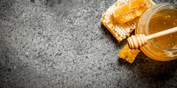 Свіжий мед в банці з дерев'яною ложкою . — стокове фото