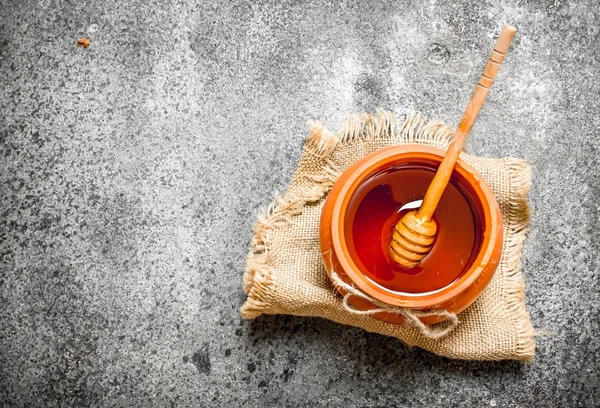 木のスプーンで土鍋で新鮮な蜂蜜. — ストック写真