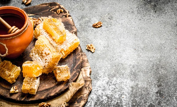 Miel fresca con frutos secos . — Foto de Stock