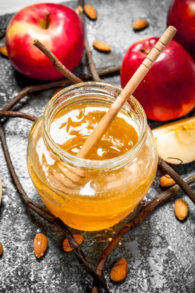 Honing achtergrond. Honing met appels en noten. — Stockfoto