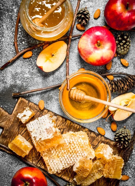 Honing achtergrond. Honing met appels en noten. — Stockfoto