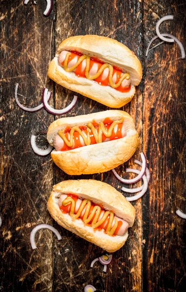 Street Food. Cachorros quentes com mostarda e molho de tomate . — Fotografia de Stock