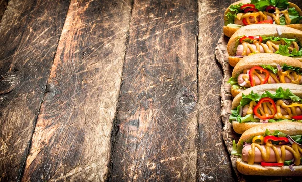 Comida callejera. perritos calientes con hierbas, verduras y mostaza caliente . —  Fotos de Stock