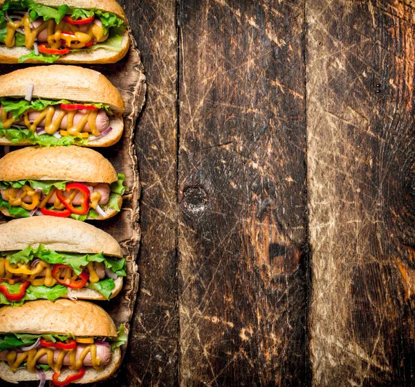 Cibo di strada. hot dog con erbe, verdure e senape piccante . — Foto Stock
