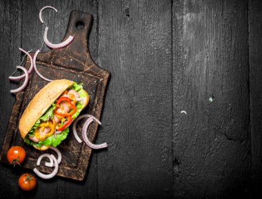 Taze otlar ve sosisli sıcak sos.