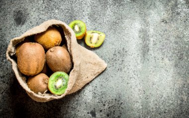 Eski bir çuval içinde taze kivi.