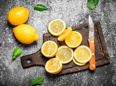 Eski tahta üzerinde olgunlaşmış limon dilimli.