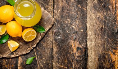 Olgun limon ile yapılan taze limonata.