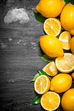 yeşil yaprakları ile taze limon.