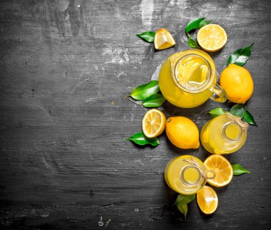 Olgun limon dilimleri ile soğuk taze limonata.