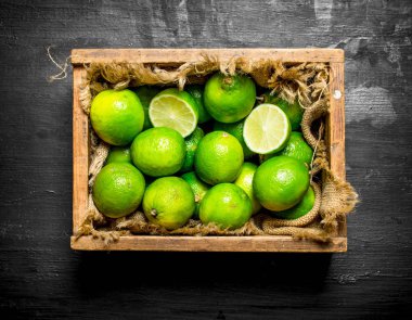 Eski kutusunda taze limes.