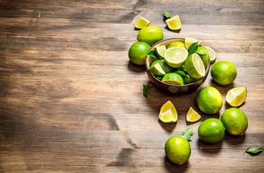 Bir kase içinde olgunlaşmış limes.