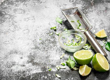 Rende ve lezzet bir kase taze limes.