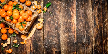 eski bir kutu içinde mandalina.