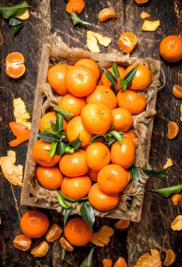 eski bir kutu içinde mandalina.