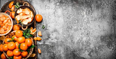 Yeşil yaprakları ile olgun soyulmuş mandalina.