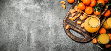 Olgun mandalina, taze sıkılmış meyve suyu.