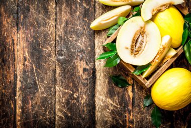 Taze kavun eski kutusuna dilimlenmiş.