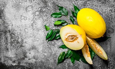 Yeşil yaprakları ile taze kavun.