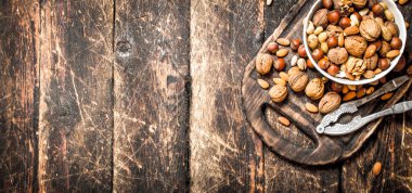 Fındıkkıran eski tahta üzerinde bir kase ile fındık.