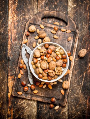 Fındıkkıran eski tahta üzerinde bir kase ile fındık.