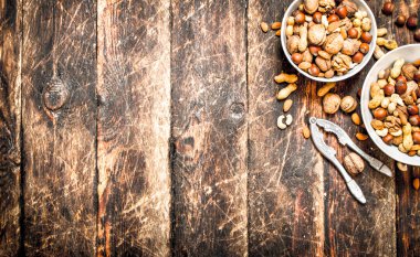 Fındıkkıran bir kase ile fındık