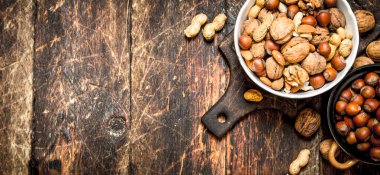 Kase içinde çeşitli fındık.