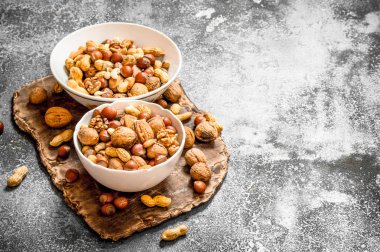 Bir sürü farklı kase fındık.