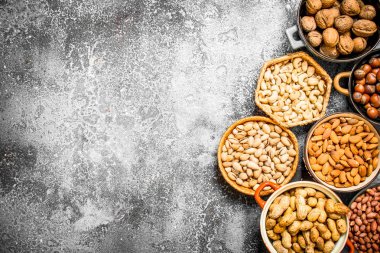 Bir sürü farklı kase fındık.