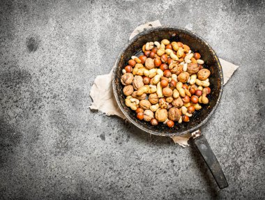 Bir tavada farklı fındık.