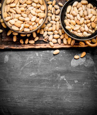 Eski yönetim kurulu bir kase fıstık.