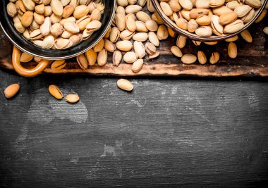 Eski yönetim kurulu bir kase fıstık.