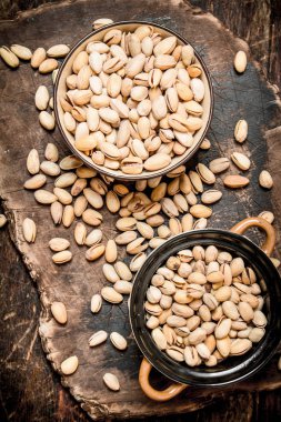 gemide bir kase fıstık.