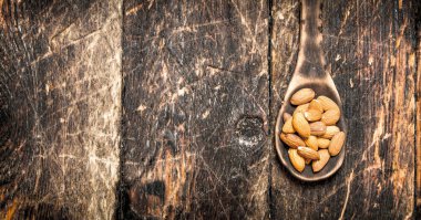 Tahta kaşıkta badem.