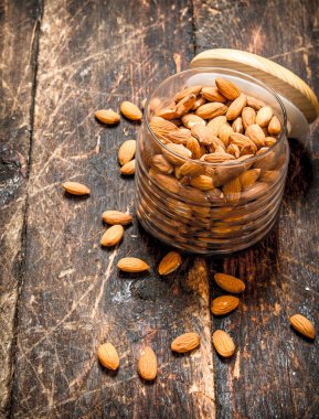 Badem kavanoz içinde.