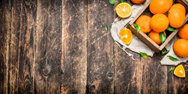 Eski bir kutu içinde taze portakal.