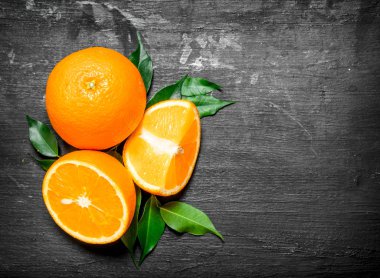 yeşil yaprakları ile taze portakal.