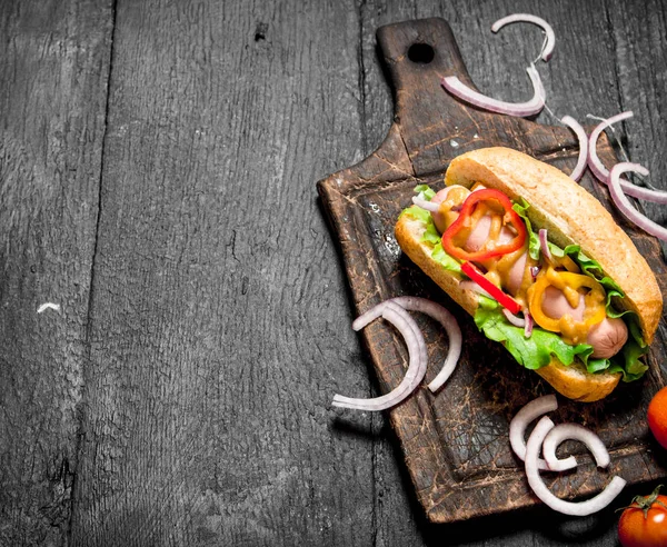Hot dog fresco con erbe e salsa piccante . — Foto Stock