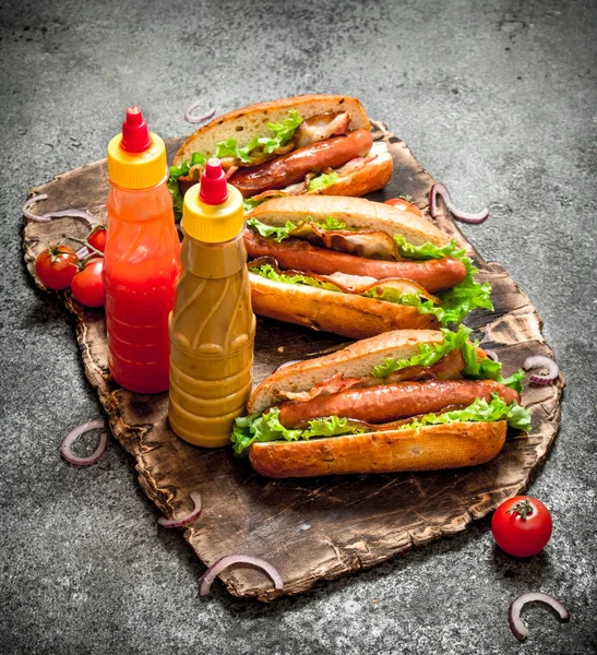 Menú de comida rápida. Perros calientes barbacoa de carne con tocino y hierbas . —  Fotos de Stock