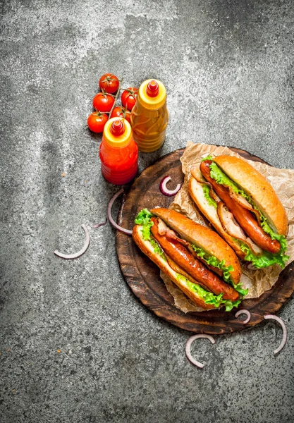 Menu de fast food. Churrasco de carne de cachorro-quente com ervas, ketchup e mostarda quente . — Fotografia de Stock