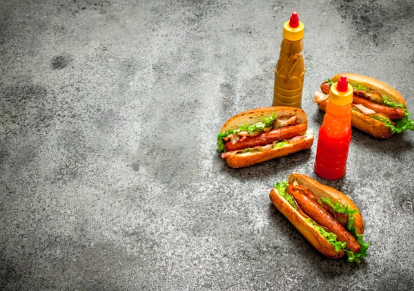 Menù fast food. Hot dog barbecue di manzo con erbe, ketchup e senape piccante . — Foto Stock