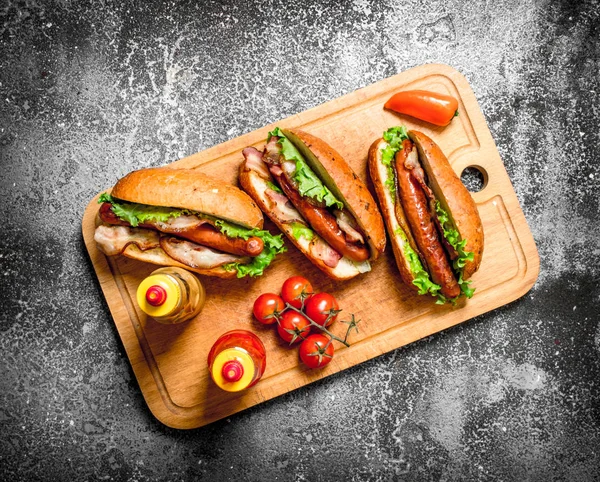 Menù fast food. Hot dog barbecue di manzo con erbe, ketchup e senape piccante . — Foto Stock
