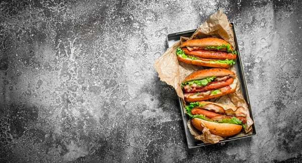 Cibo di strada. Hot dog barbecue di manzo con salse piccanti . — Foto Stock
