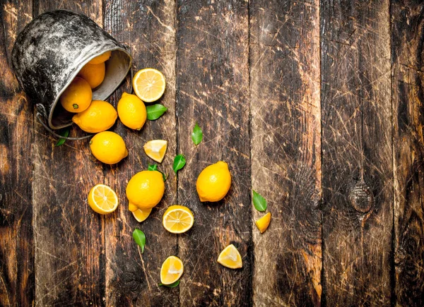 Zralých citrónů v na staré lopaty. — Stock fotografie