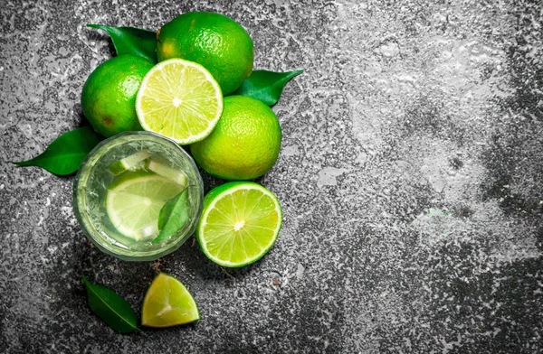 Fresh drink of ripe limes. — Stock Photo, Image