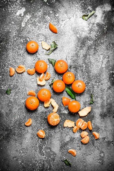 Reife Mandarinen mit grünen Blättern. — Stockfoto