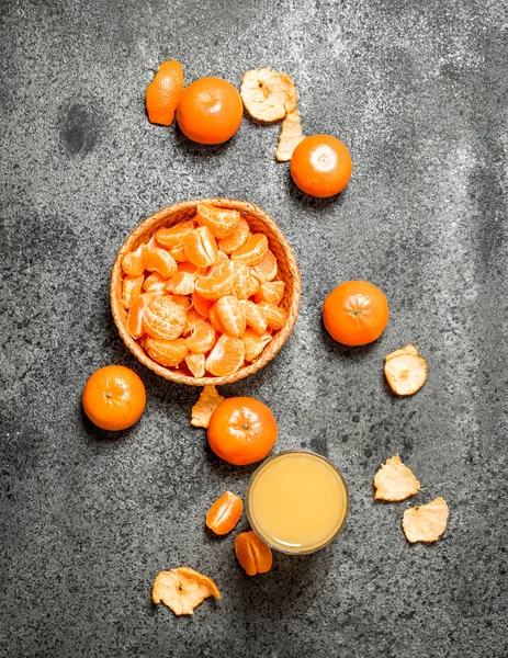 O suco fresco de tangerinas . — Fotografia de Stock