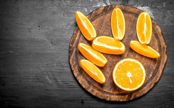Pedaços de laranjas maduras na placa . — Fotografia de Stock