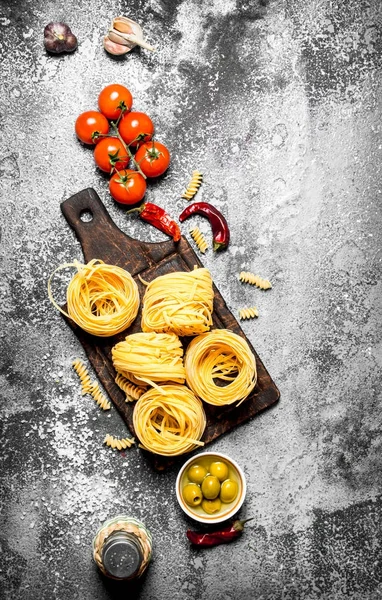 Pasta background. Pasta with tomatoes ,olives and spices. — Stock Photo, Image