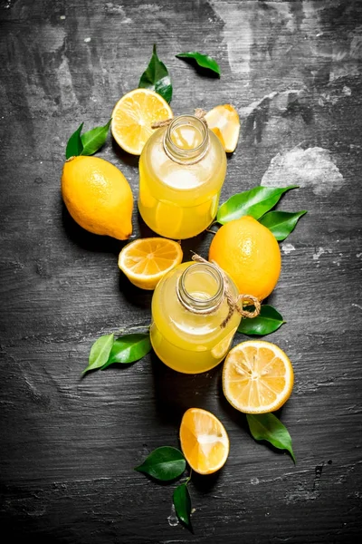 Cold fresh lemonade with slices of ripe lemons. — Stock Photo, Image